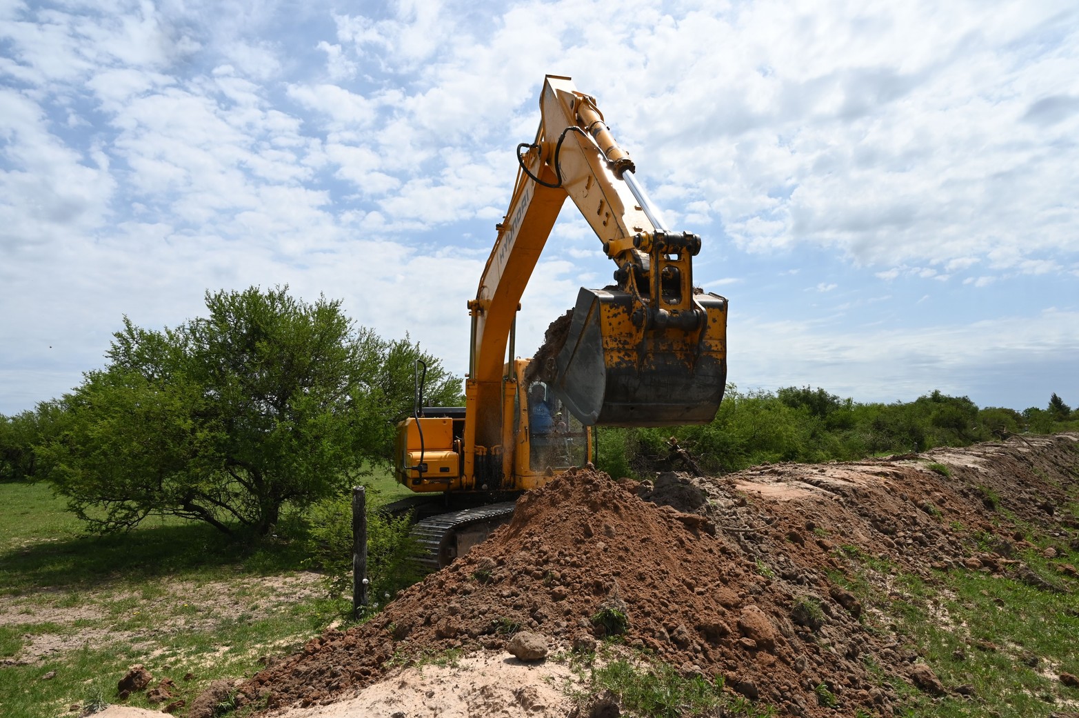 El alteo de una  defensa en el sector oeste de la Comuna de Arroyo Leyes.