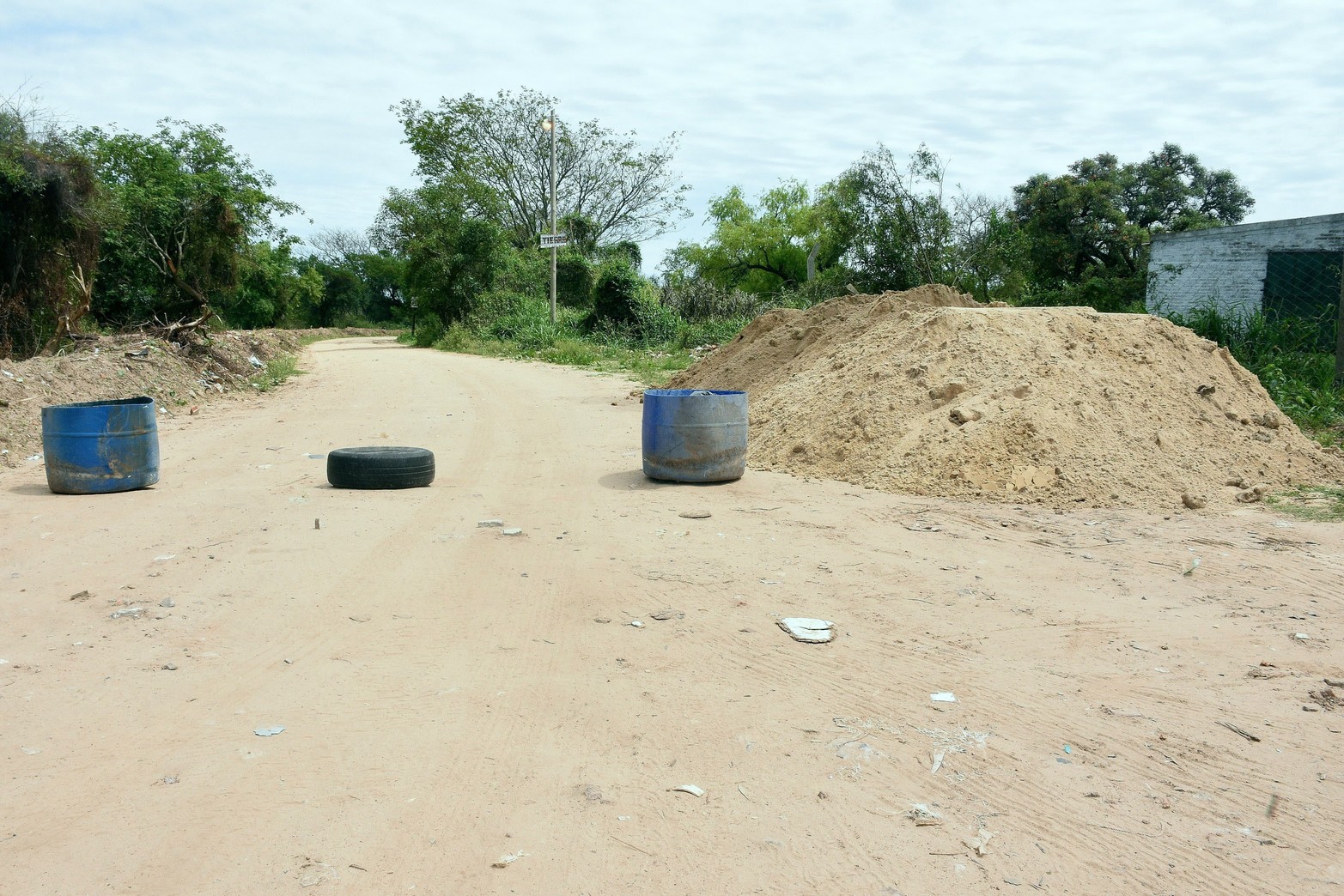 La arena llegó...ya vienen las bolsas. En Colastiné Sur los vecinos y el municipio arman una defensa para evitar el ingreso del agua desde la laguna Ramírez.