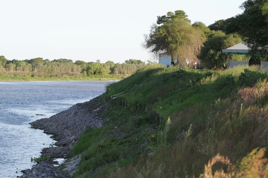 Barranca. El río San Javier junto a los restos históricos sostenidos por un tabla estacado. La imagen es previa al incendio de 2021.

Pablo Aguirre (Archivo).