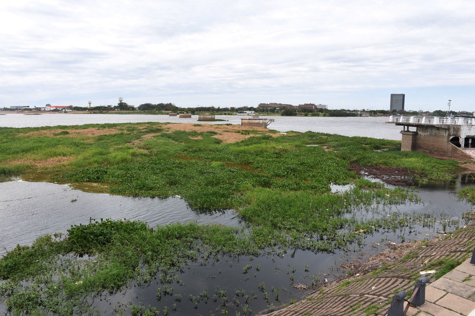 El embalsado en la zona del Faro ¿la crecida lo podrá desprender?