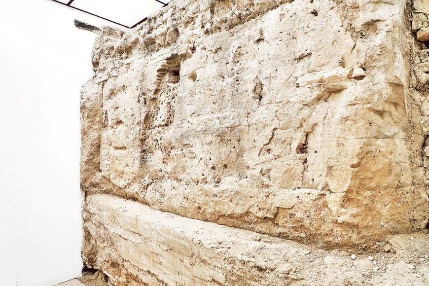 Muro de tapia ubicado al fondo de la propiedad, relicto del siglo XVII del desaparecido complejo religioso mercedario. Crédito: José G. Vittori / Museo Histórico Provincial.