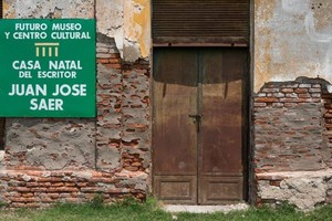 La casa de Saer está ubicada en la ochava que une la calle Italia con avenida Santa Fe, en el pueblo santafesino de Serodino. Foto: Télam / Prensa