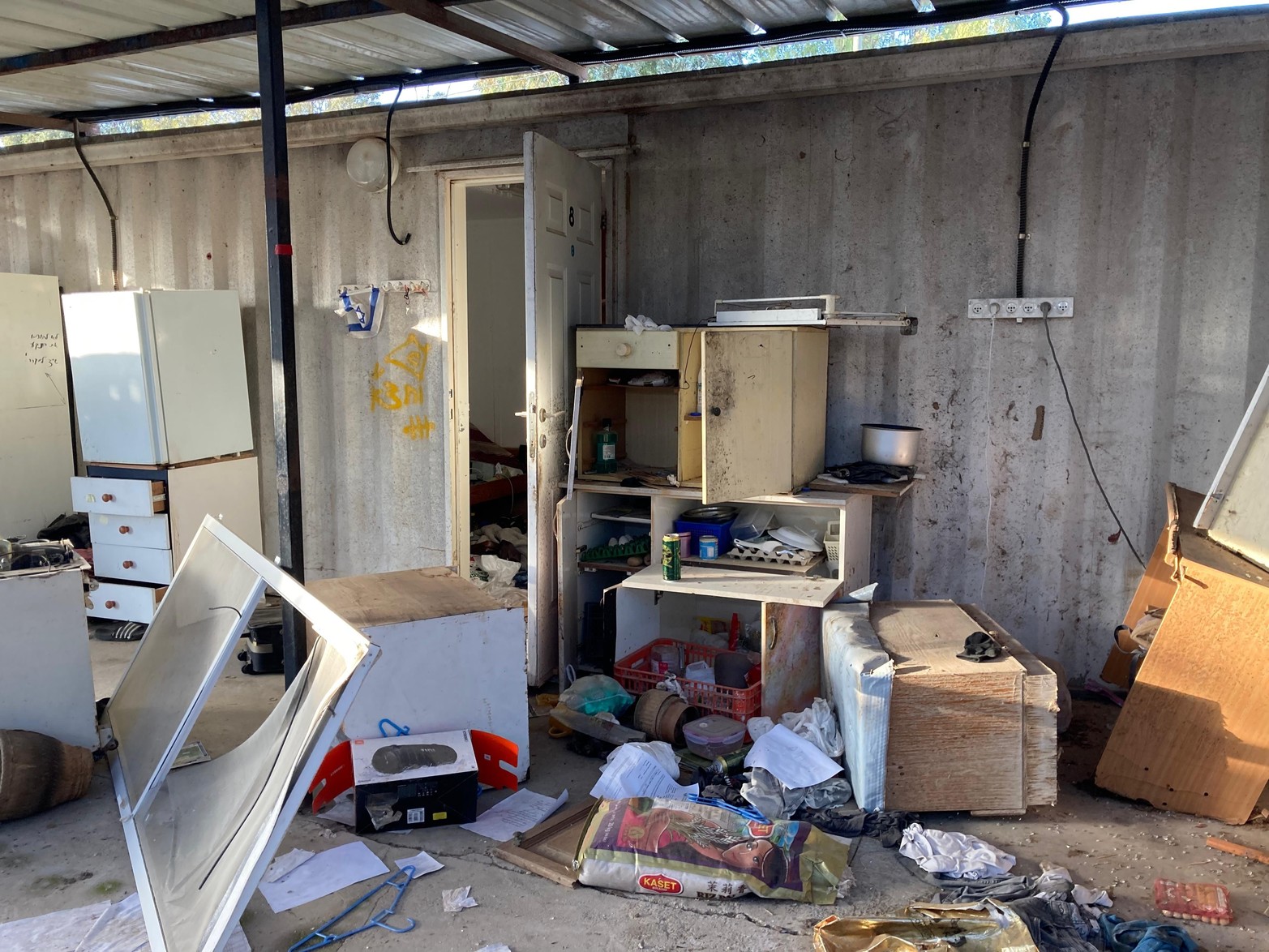 Cada lugar en Israel cuenta, o tiene cerca, un cuarto seguro o refugio. Es el lugar donde se protegen las personas cuando un ataque con misiles, cohetes o morteros es dirigido hacia la zona donde se encuentran. En Nir Oz, cuando un ataque lanzado por Hamas comienza, son pocos los segundos hasta que hace contacto con el objetivo buscado o hasta es destruido en el aire por la cúpula de hierro.