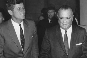 El poder detrás del poder. El presidente estadounidense John Fitzgerald Kennedy (izquierda) junto a John Edgar Hoover, director del FBI durante casi cincuenta años.  Crédito: Archivo El Litoral.