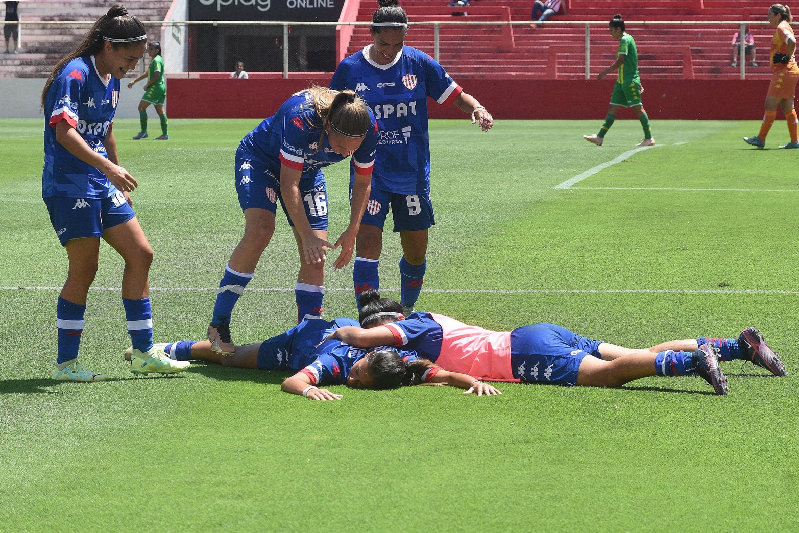 Gol y festejar. El verde césped del 15 de abril fue testigo del ascenso de las chicas del fútbol femenino. 