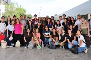 Estudiantes, docentes y autoridades de la Facultad de Ciencias de la Salud que participaron de la actividad de extensión en San Javier.
