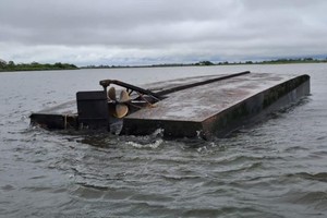 La embarcación tipo "chata" que dio un vuelco.