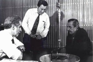 Protagonistas de una etapa fundacional. Raúl Ricardo Alfonsín, presidente de Argentina 1983-1989, en entrevista radial con el periodista Pepe Eliaschev y el vocero presidencial José Ignacio López (de pie).