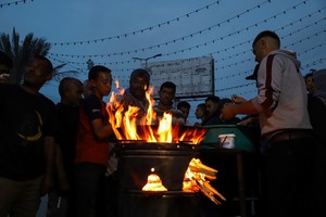 (231112) -- GAZA, 12 noviembre, 2023 (Xinhua) -- Imagen del 11 de noviembre de 2023 de personas cocinando alimentos a la leña en una calle, en la ciudad de Khan Younis, en el sur de la Franja de Gaza. El estallido de un sangriento conflicto entre Hamas e Israel el 7 de octubre ha sumido a Gaza en una crisis humanitaria mientras los palestinos sufren una escasez de alimentos, agua y electricidad, así como el "colapso total" del sistema de salud. (Xinhua/Rizek Abdeljawad) (rtg) (ah) (da)