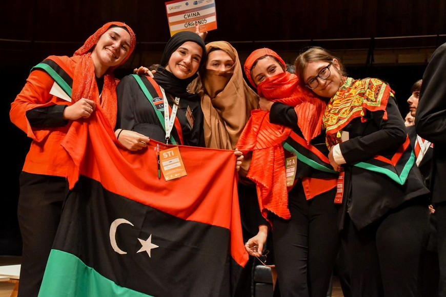 Las chicas con la vestimenta típica de Libia, el país que les tocó representar y defender. Crédito: Gentileza