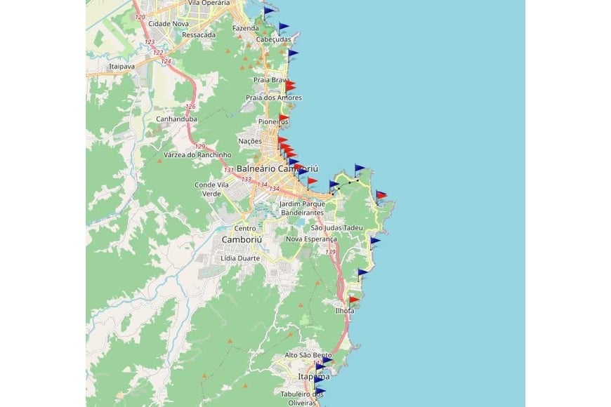 Camboriú con banderas rojas, indicativo de balneario no apto.