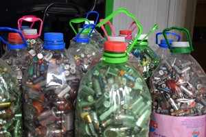 Por lo menos el 30 por ciento de cada pila contiene metales pesados, como el mercurio, níquel, litio y plomo, considerados como tóxicos para el ambiente y perjudiciales para la salud.