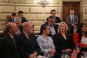 Los honorables senadores estaduales  John Laird,  Steven M. Glazer y Aisha Wahab y las señoras Shannon Shellenberg, directora de la Oficina de Relaciones Internacionales y Gabriella B. Plattner, de la Junta de la Fundación de Relaciones Internacionales de California integraron parte de la delegación oficial que visitó Santa Fe. Crédito: Cámara de Senadores de la Provincia de Santa Fe.
