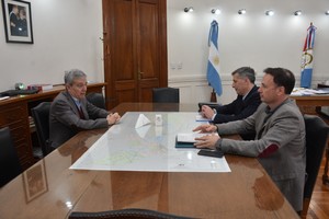 Pablo Olivares y Lisandro Enrico con el ministro Walter Agosto,  en una de las reuniones de la transición. Crédito: Archivo El Litoral.