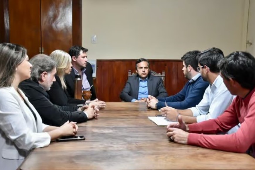 Giuliano reunido con el intendente Chiarella, en el Concejo municipal.