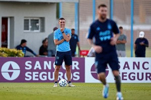 Lionel Scaloni mira atentamente la acción de su capitán en uno de los últimos entrenamientos argentinos en 2023. Crédito: Reuters
