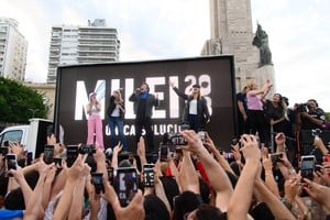 Javier Milei habló a metros del Monumento Nacional a la Bandera en Rosario. Crédito: Marcelo Manera