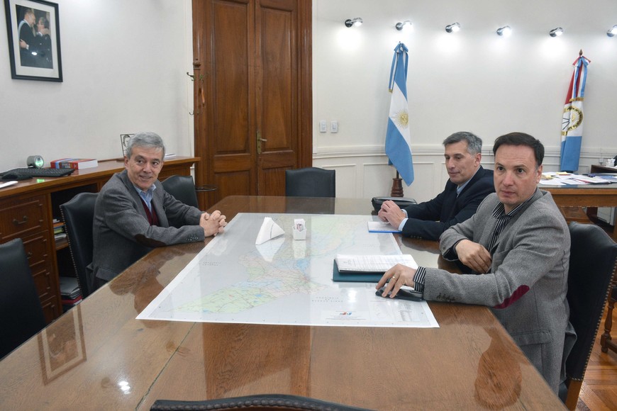 El actual ministro de Economía, con Pablo Olivares y Lisandro Enrico, futuros funcionarios de la gestión Pullaro. Foto: Flavio Raina