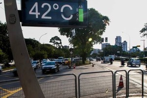 Vista de un termómetro callejero que marca 42°C en la ciudad de San Pablo, Brasil, el 13 de noviembre de 2023.