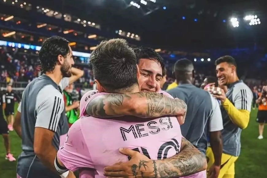 Farías abraza a Messi luego de un partido con el Inter de Miami. Crédito: USA TODAY Sports.