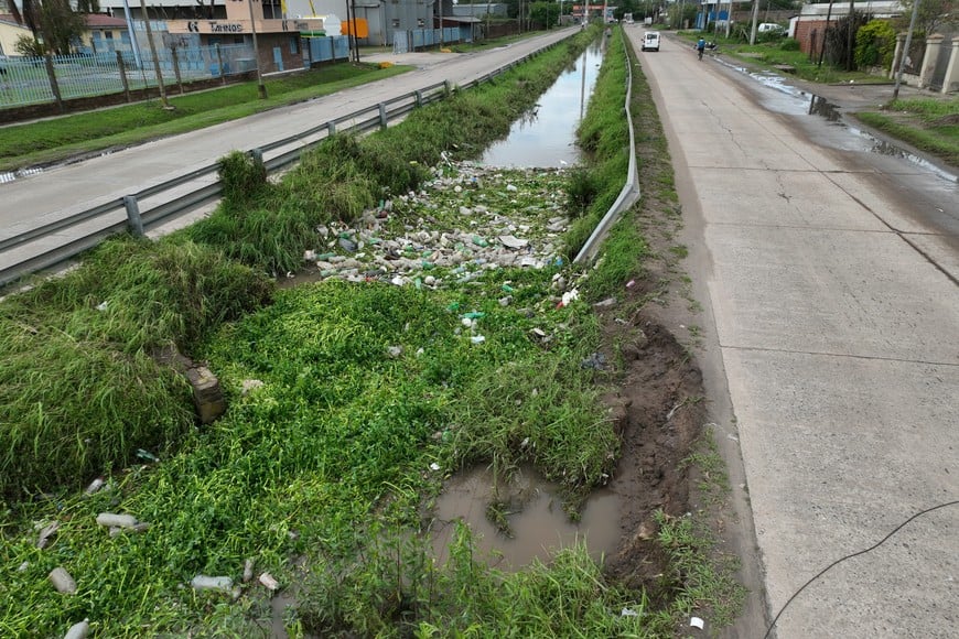 Alcantarillas de Aristóbulo del Valle, pertenecientes a la Cuenca Roca, también se obstruyeron, señaló la secretaria de Infraestructura. Crédito: Fernando Nicola