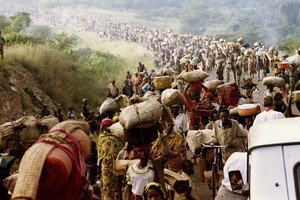 Rwandese refugees cross Rusumo border to Tanzania from Rwanda in this May 30, 1994 file photo. April 7, 2014 marks the 20th anniversary of the Rwanda genocide which killed 800,000 people. The three-month killing spree in 1994 by Hutu extremists targeted ethnic Tutsis, but moderate Hutus were also caught in the wave of violence that followed the fatal downing of a plane carrying Rwandan President Juvenal Habyarimana. REUTERS/Jeremiah Kamau/Files (RWANDA - Tags: ANNIVERSARY CIVIL UNREST POLITICS) ruanda  20 aniversario del genocidio de ruanda genocidio de ruanda