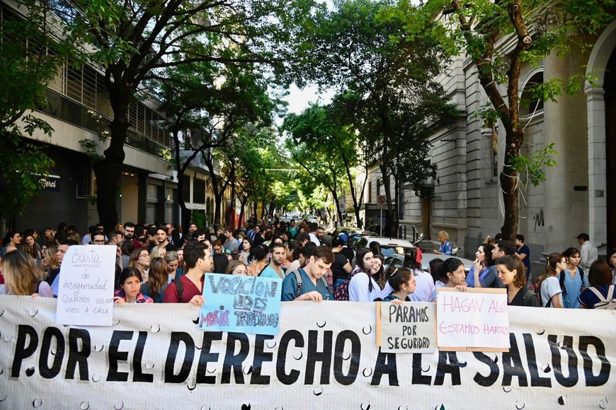 Este miércoles por la mañana se llevó adelante un abrazo solidario al Hospital Provincial en reclamo de mayor seguridad y presencia del Estado. Crédito: Marcelo Manera