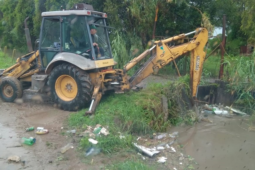 Desde el municipio indicaron que retroexcavadoras estuvieron limpiando el canal a cielo abierto y el agua sigue escurriendo este miércoles por la tarde. Crédito: Gentileza Municipalidad