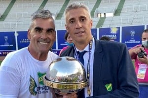 Gustavo Nepote y Hernán Crespo con la copa más importante que han conseguido hasta ahora: la Sudamericana que lograron con Defensa y Justicia. Ahora inician una nueva etapa en los Emiratos Arabes, en un club de vanguardia.