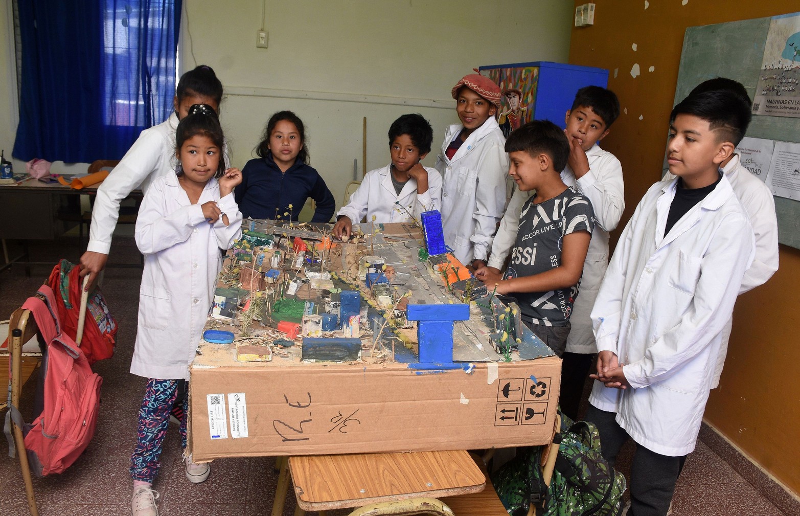 Para muchos de estos chicos podría ser la primera inundación que les toque atravesar. La última, que obligó la evacuación de toda la escuela y de la mayoría de las familias del barrio, fue en 2016, cuando el río alcanzó los 6 metros y medio. Por eso, desde la escuela trabajan desde hace algunos meses en este tema.