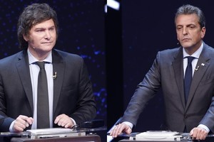 Javier Milei y Sergio Massa durante el debate entre los dos candidatos a presidentes en la segunda vuelta electoral de la Argentina. Cada cual con sus posturas, muecas y gestos. Las imágenes muchas veces valen más que mil palabras.