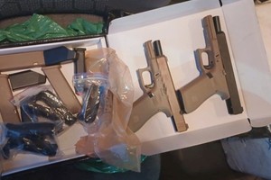 Además de las armas, los funcionarios secuestraron seis cargadores. Crédito: El Litoral.