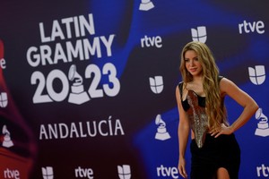 Shakira se pone en la alfombra roja durante la entrega anual de los Premios Grammy de 2023. Créditos: Reuters