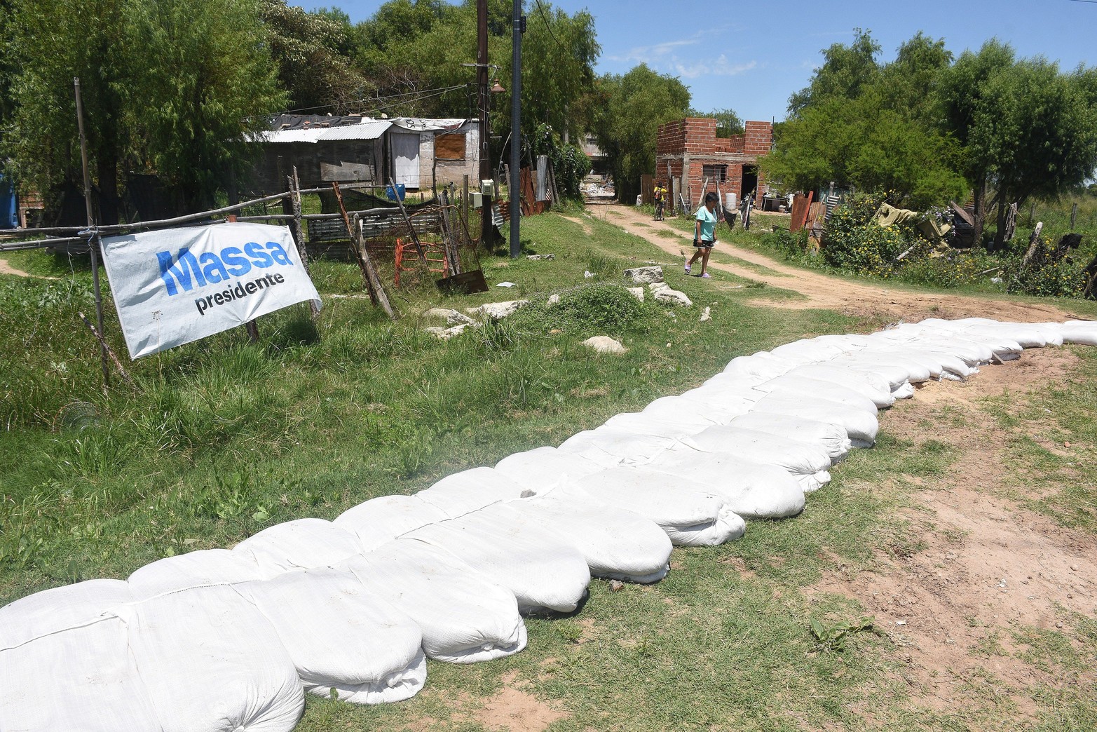Armando defensa con bolsa. Como en cada creciente, la barriada de la Vuelta del Paraguayo, queda al borde de ser trasladada. 