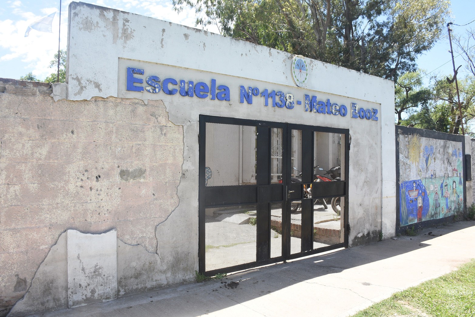 “Cuando llego todo los días a la escuela lo primero que hago es correr una cortinita de una puerta ventana y ver cuánto creció  el Riacho Santa Fe”. La frase pertenece a Luciana López, la directora de la escuela primaria Mateo Booz, la Nº 1.138, del barrio costero La Vuelta del Paraguayo. La jurisdicción es la que está paralela a la Ruta Nacional 168, en frente a la zona de boliches. 