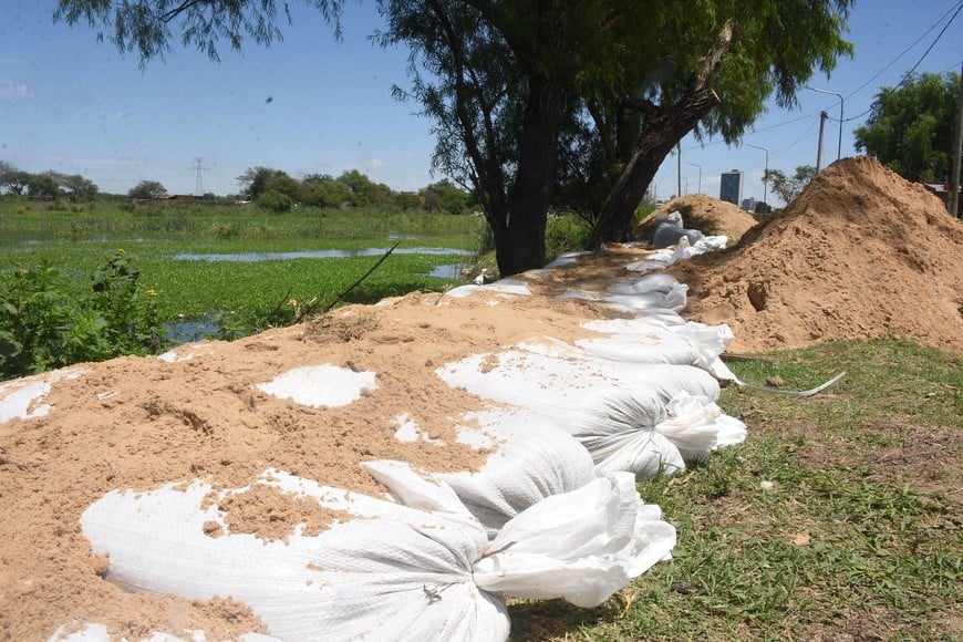 En La Vuelta del Paraguayo empezaron a colocar bolsas de arena. Crédito: Guillermo Di Salvatore.