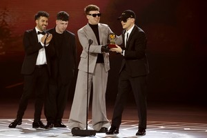 Bizarrap y Quevedo aceptan el Grammy por "Mejor canción Urbana". Fotos: Reuters.