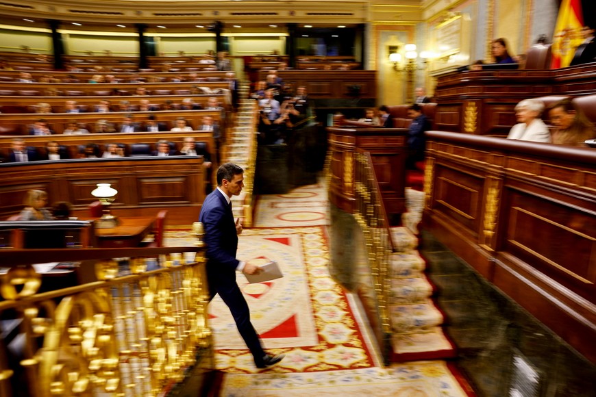 Spain's acting Prime Minister Pedro Sanchez walks during an investiture debate, as Spain's Socialists seek to clinch a new term following a deal with the Catalan separatist Junts party for government support, a pact which involves amnesties for people involved with Catalonia's failed 2017 independence bid, in Madrid, Spain November 16, 2023. REUTERS/Susana Vera     TPX IMAGES OF THE DAY