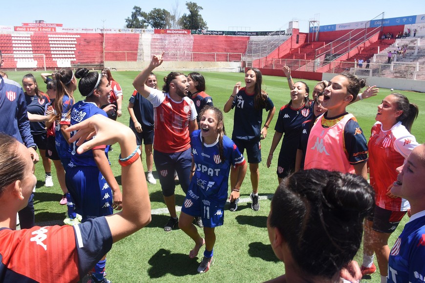 Toda la felicidad. Unión ascendió y lo festejó a lo grande. Guillermo Di Salvatore