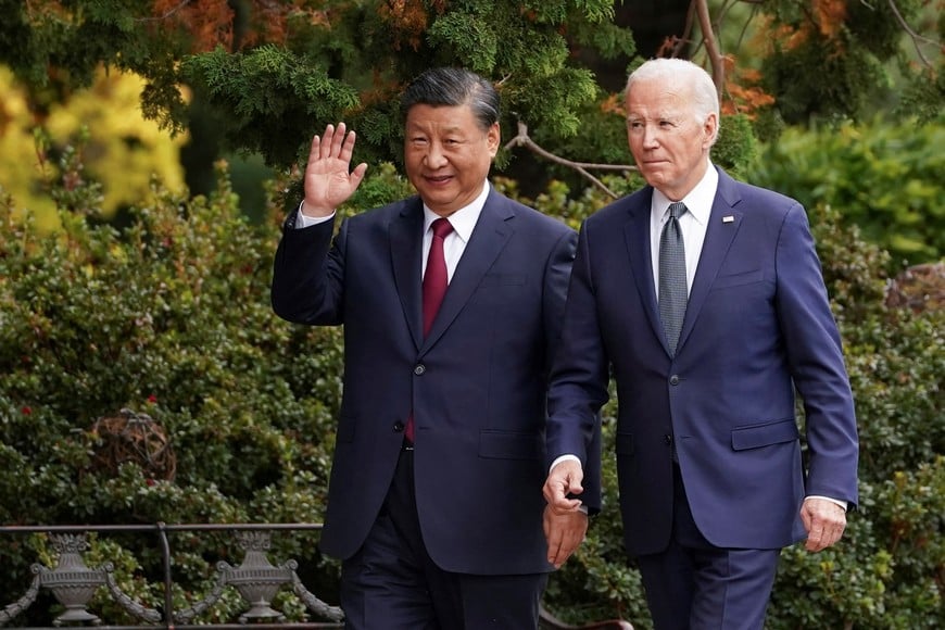 Chinese President Xi Jinping waves as he walks with U.S. President Joe Biden at Filoli estate on the sidelines of the Asia-Pacific Economic Cooperation (APEC) summit, in Woodside, California, U.S., November 15, 2023. REUTERS/Kevin Lamarque