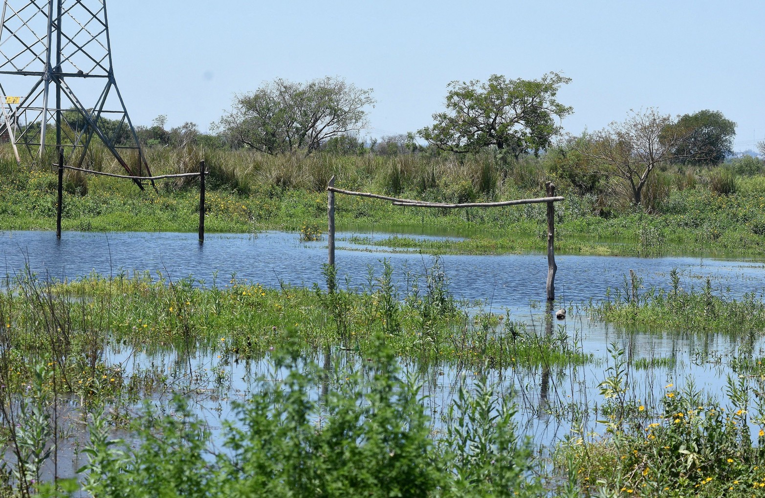 La canchita de fútbol ya quedó bajo el agua.