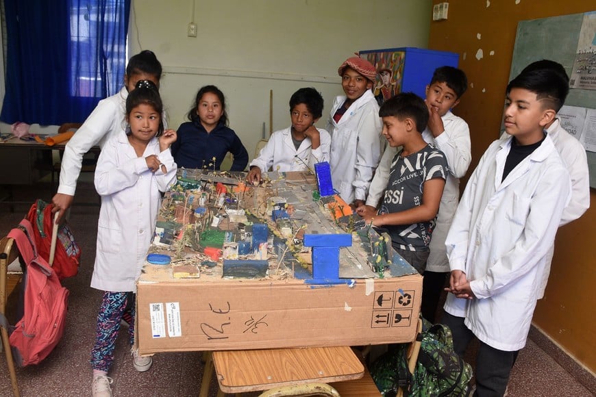 La maqueta del barrio que hicieron los alumnos de 2do. Ciclo hace un mes será intervenida por estos días ya que hay que actualizarla. De esa manera lúdica aprenden a naturalizar el tema de las crecientes. Crédito: Guillermo Di Salvatore