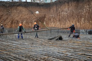Trabajadores construyen una escuela subterránea que permitirá a los niños regresar de manera segura a sus estudios presenciales, en medio del ataque de Rusia a Ucrania, en la región de Kharkiv, Ucrania, el 15 de noviembre de 2023. Créditos: REUTERS/Vyacheslav Madiyevskyy