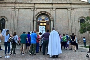 La procesión ingresando a la parroquia. Crédito:  Gálvez Hoy.