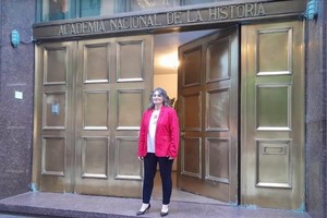 La docente corondina premiada en la puerta de la Academia de la Historia.