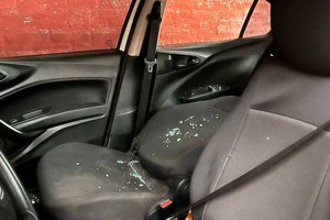 Parte de los cristales estallados quedaron en al asiento del acompañante. Foto: Guillermo Di Salvatore