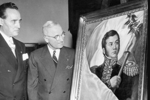 El embajador argentino en Washington, Oscar Ivanissevich, entrega al presidente de Estados Unidos, Truman, el retrato de San Martín. Foto: Archivo / Acme