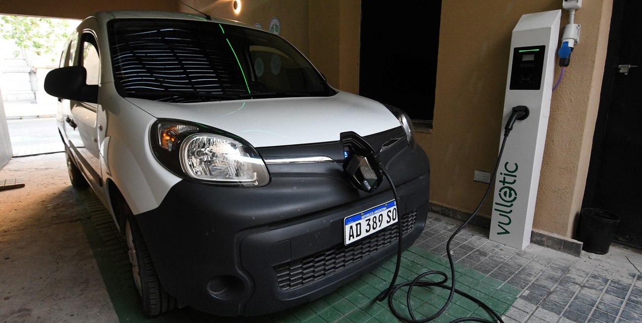Grupo Benuzzi instaló un cargador para vehículos eléctricos en Avellaneda y Bulevar