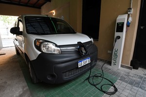 Benuzzi planifica edificios con cargadores para autos eléctricos, comenzando con el primero en su nueva esquina estratégica.