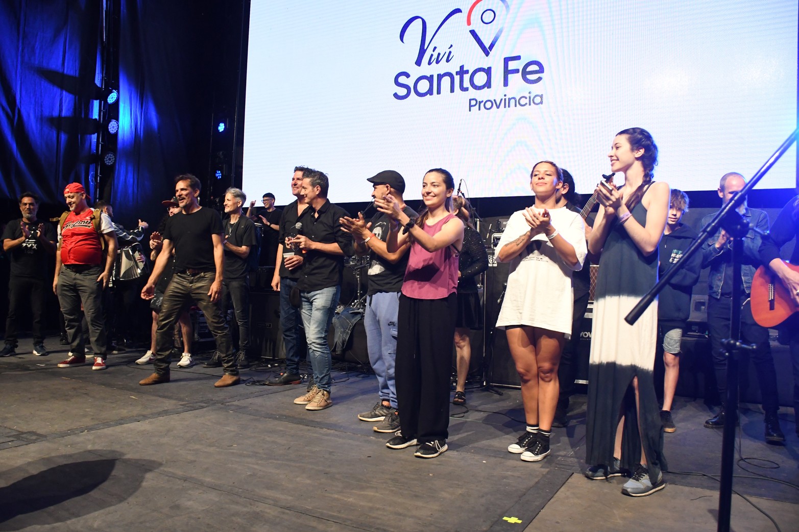 El momento que se sumaron los artistas al final de la noche a cantar Santafesino de Vera. 